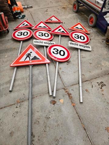 Partij verkeersborden waarschuwingsborden verkeersbord 12 beschikbaar voor biedingen