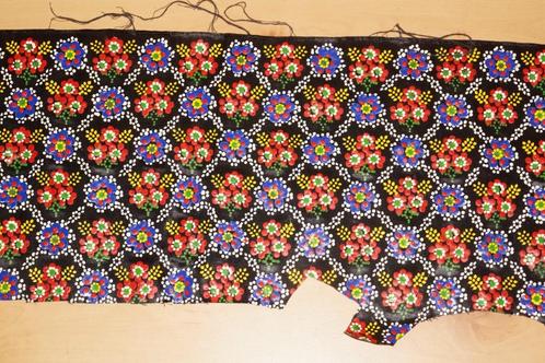 lap zwarte zijde met stipwerk; Staphorster klederdracht, Hobby en Vrije tijd, Stoffen en Lappen, Nieuw, Satijn of Zijde, 30 tot 120 cm