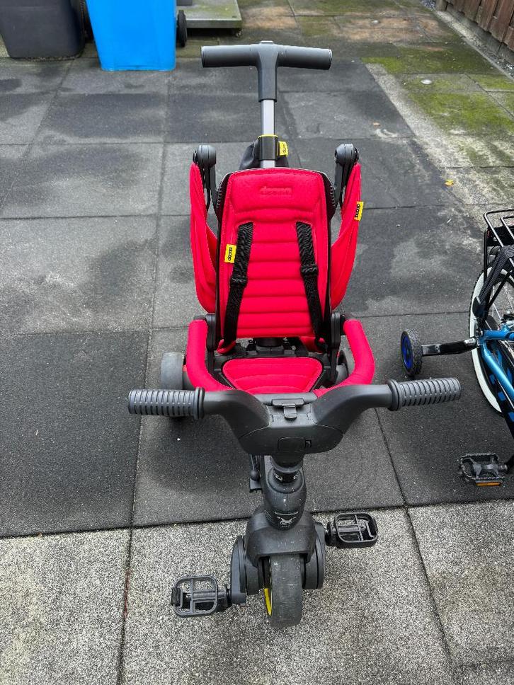 Doona Liki Trike S3 Opvouwbare Driewieler Flame Red, Fietsen en Brommers, Fietsen | Driewielers, Zo goed als nieuw, Duwstang, Ophalen