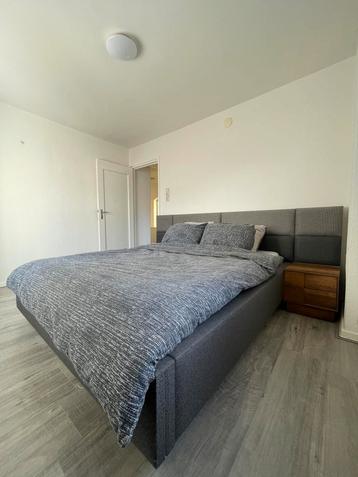 Modern tweepersoons bedframe + matras (1 jaar oud) beschikbaar voor biedingen