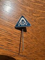 Vintage Hanomag Tractor Emaille Pin 1960s, Verzamelen, Speldjes, Pins en Buttons, Ophalen of Verzenden, Gebruikt, Transport, Speldje of Pin