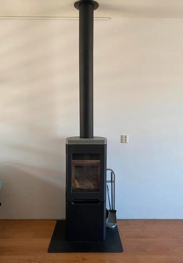 Hotkachel Jøtul plus 4 kuub droog hout beschikbaar voor biedingen