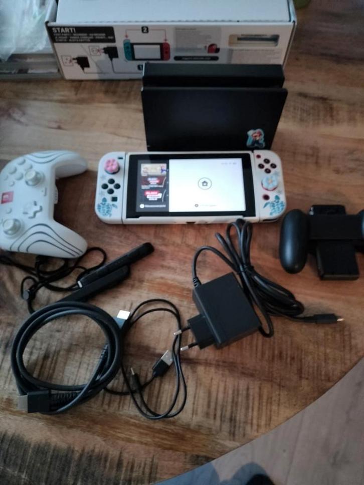 Nintendo switch v2 en v1, wordt allebij apart verkocht, Spelcomputers en Games, Spelcomputers | Nintendo Switch, Zo goed als nieuw