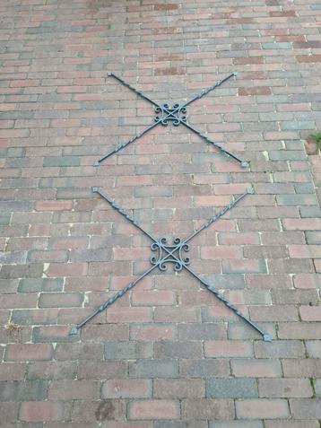 Twee smeedijzeren ornamenten deur. beschikbaar voor biedingen