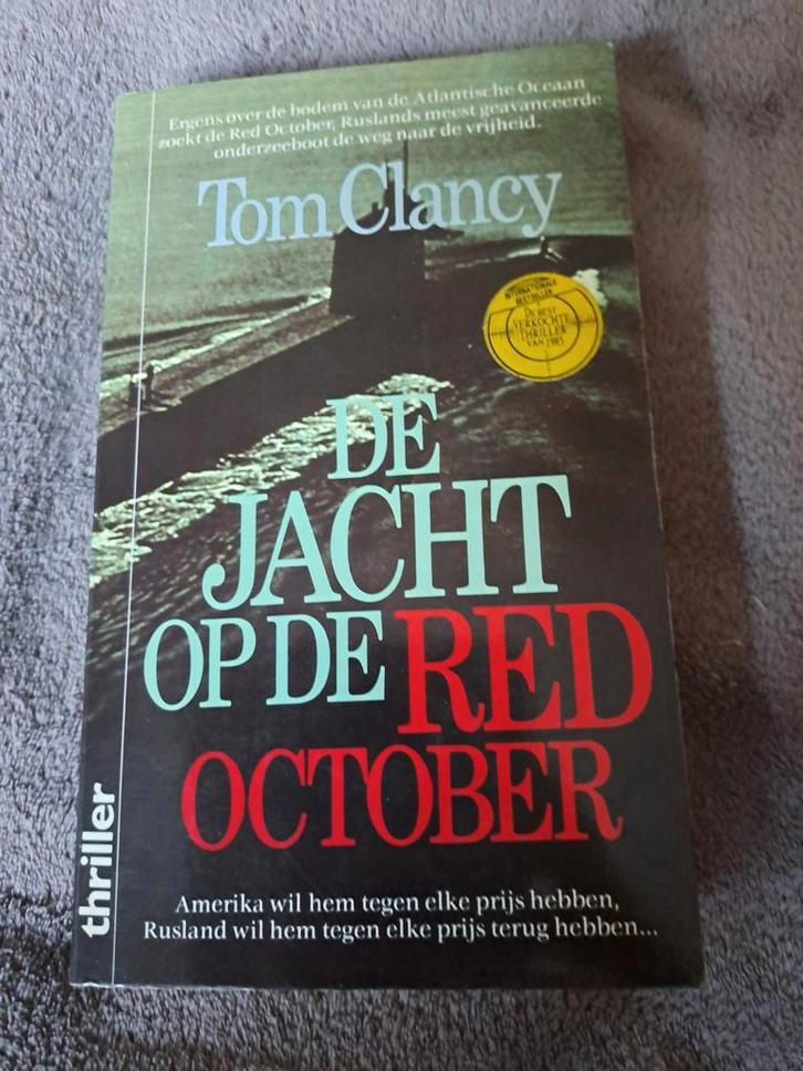 De Jacht op de Red October - Tom Clancy, Boeken, Thrillers, Gelezen, Nederland, Ophalen of Verzenden