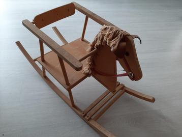 Houten hobbelpaard stoeltje beschikbaar voor biedingen