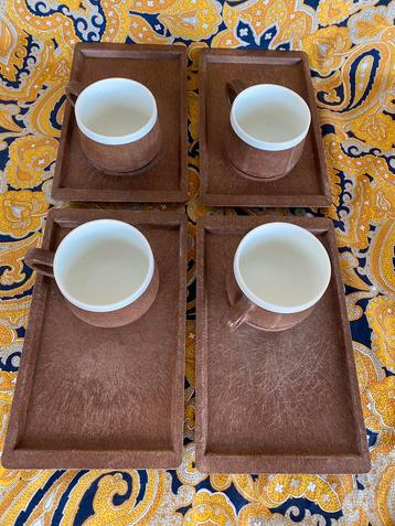 4 VINTAGE ROMBOUTS DIENBLADEN MET BIJBEHORENDE KOFFIEKOPPEN. beschikbaar voor biedingen