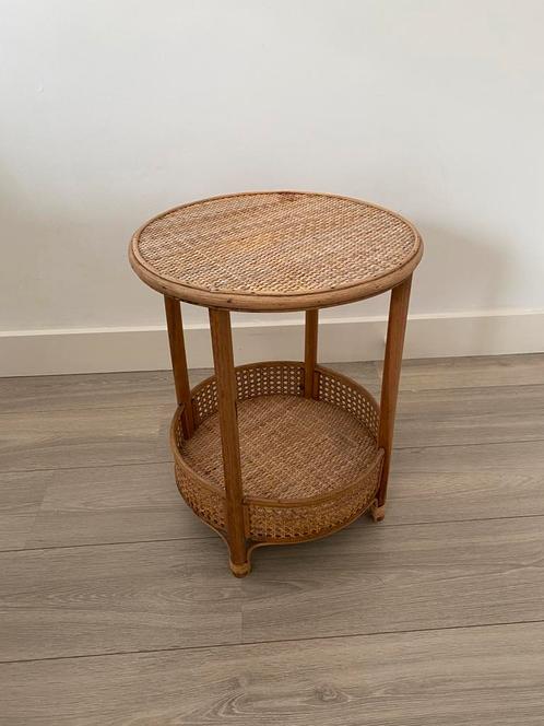 Xenos Rotan bijzettafel – 2 etages – ø41 x 52 cm, Huis en Inrichting, Tafels | Bijzettafels, Zo goed als nieuw, Rond, 45 tot 60 cm