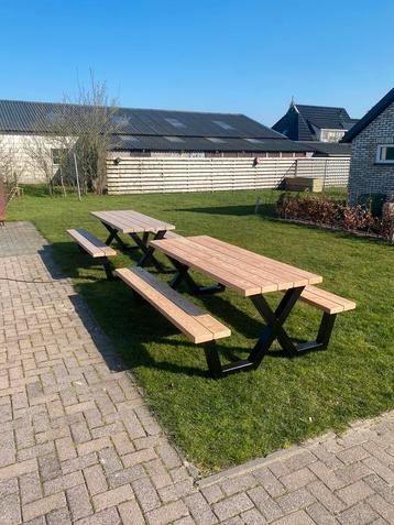 Douglas picknickbanken beschikbaar voor biedingen