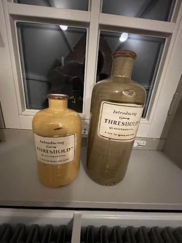 Stenen flessen beschikbaar voor biedingen