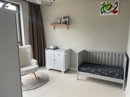 Baby peuter bed, vintage grijs, kast, Kinderen en Baby's, Kinderkamer | Complete kinderkamers, Zo goed als nieuw, Jongetje of Meisje