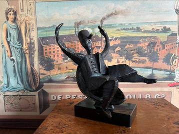 Brons beeldje op voetje van marmer beschikbaar voor biedingen