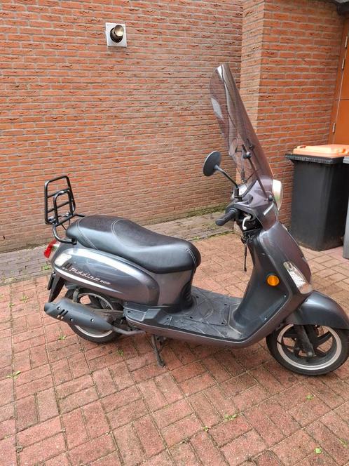 Goed onderhouden SYM Fiddle II 50S scooter grijs, Fietsen en Brommers, Scooters | SYM, Zo goed als nieuw, Fiddle, Ophalen of Verzenden