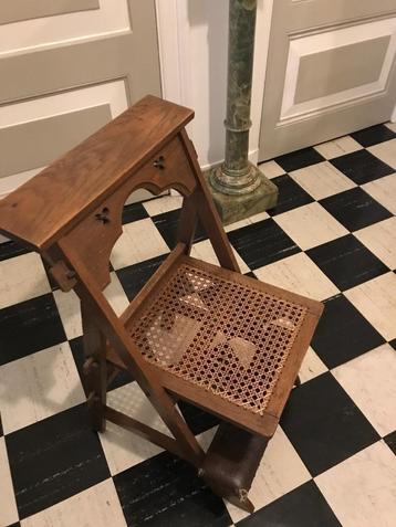 Origineel houten bidstoeltje / kerkstoeltje beschikbaar voor biedingen