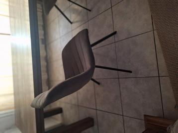 6 eettafel stoelen beschikbaar voor biedingen