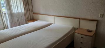 Twee persoonsbed met ombouw en matrassen 