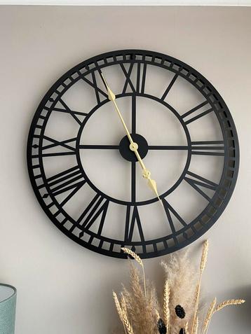 Zwarte klok met goud kleurige wijzers 60cm beschikbaar voor biedingen