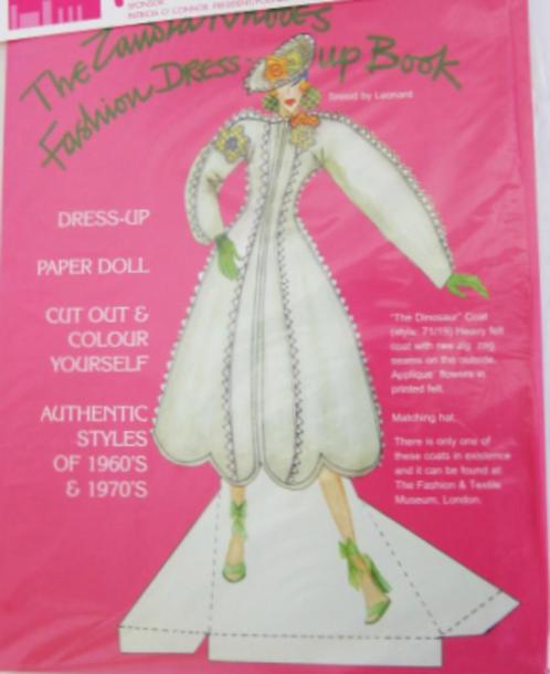 tk MODE map ZANDRA RHODES FASHION PAPER DOLLS THEATRE  69,71, Boeken, Mode, Zo goed als nieuw, Couturiers, Ophalen of Verzenden