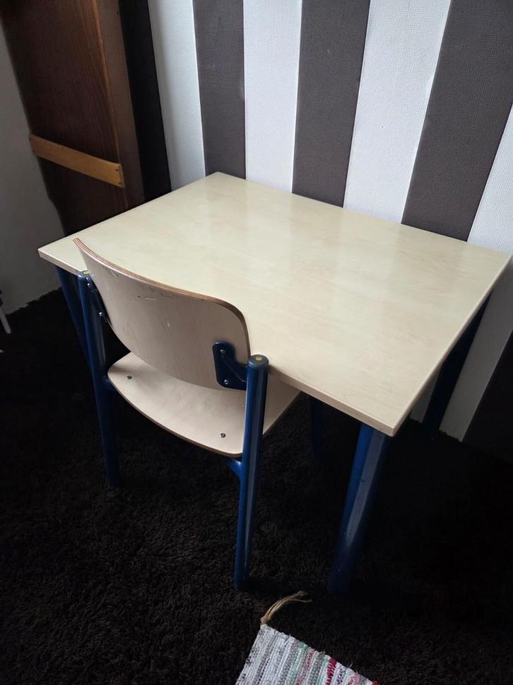 GRATIS - mooi kindersetje tafel met stoel, Huis en Inrichting, Bureaus, Zo goed als nieuw, Bureau, Ophalen