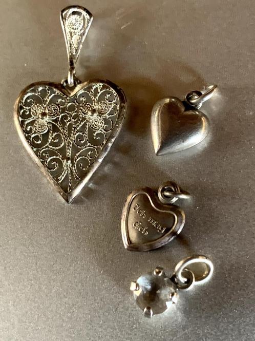 Vier zilveren kettinghangers, bedels, 3 hartjes + 1 kristal, Sieraden, Tassen en Uiterlijk, Kettinghangers, Zo goed als nieuw
