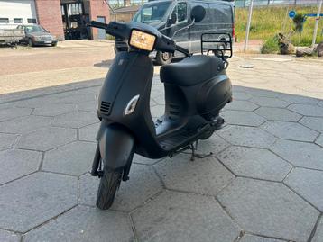 La souris sourini rs scooter 2021 nette staat lage km stand beschikbaar voor biedingen