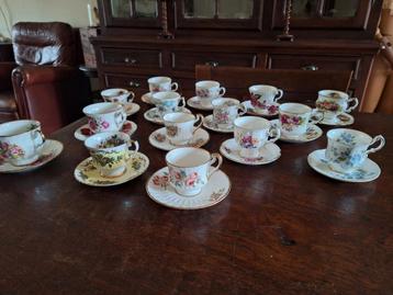 15 Engelse Porseleinen Kop en Schotels/Bloemmotief/Goud beschikbaar voor biedingen