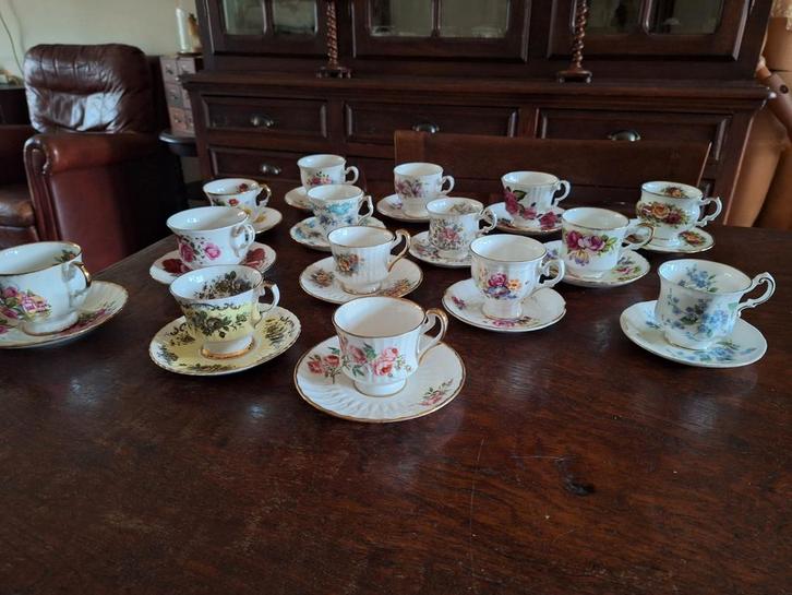 15 Engelse Porseleinen Kop en Schotels/Bloemmotief/Goud, Antiek en Kunst, Antiek | Porselein, Ophalen of Verzenden