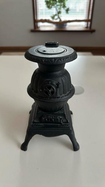 Miniatuur kacheltje gietijzer beschikbaar voor biedingen