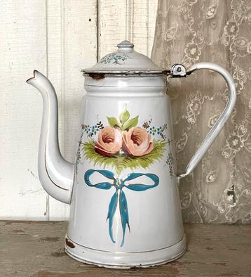 Emaille oude Franse koffiepot met roze bloemen beschikbaar voor biedingen