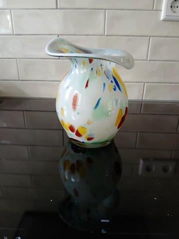 Fidrio gewelfde vaas met diverse kleurenspetters op glas beschikbaar voor biedingen