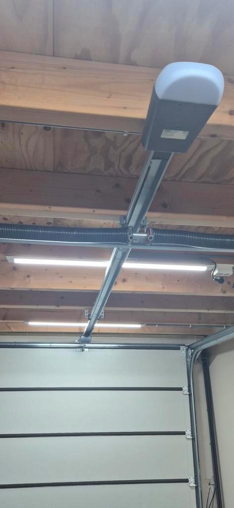 Garagedeur opener compleet met rail en afstandsbediening, Doe-het-zelf en Verbouw, Deuren en Horren, Gebruikt, Garagedeur, 215 cm of meer