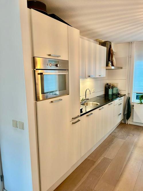 Mooie keuken met A-merk apparaten en natuurstenen blad, Huis en Inrichting, Keuken | Complete keukens, Gebruikt, Wit, Graniet of Steen