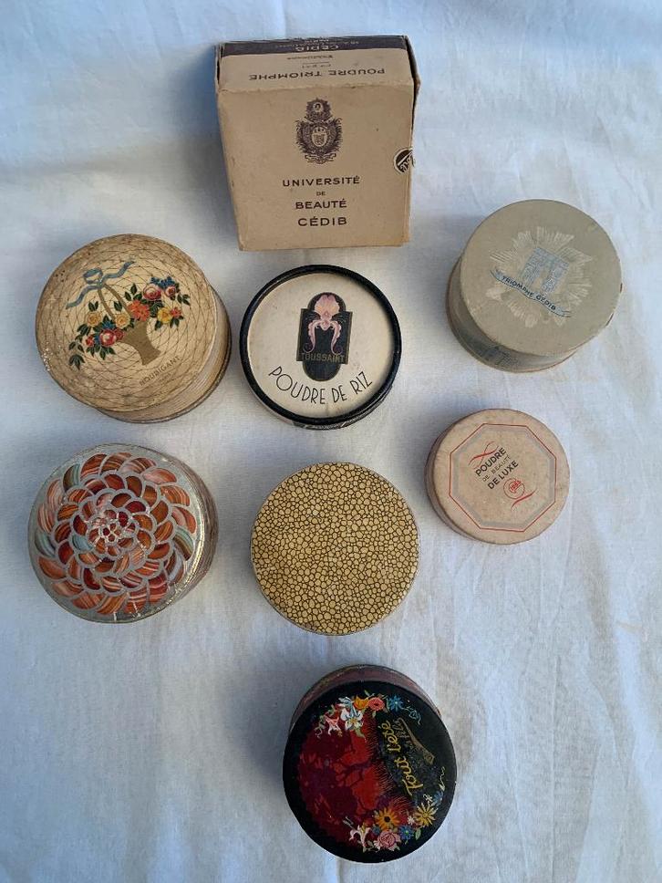 7 antieke poederdozen gevuld, Sieraden, Tassen en Uiterlijk, Uiterlijk | Lichaamsverzorging, Zo goed als nieuw, Overige typen