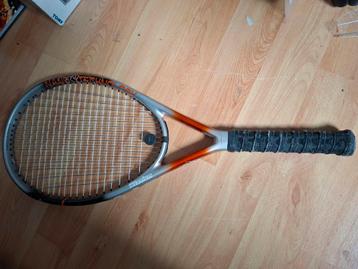 Tennisracket met hoes beschikbaar voor biedingen