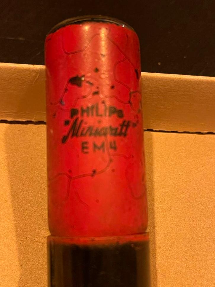 Philips Miniwatt EM4 Buis rood, Audio, Tv en Foto, Buizenversterkers, Buis of Buizen, Ophalen