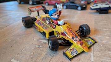 Mickey Mouse in raceauto beschikbaar voor biedingen