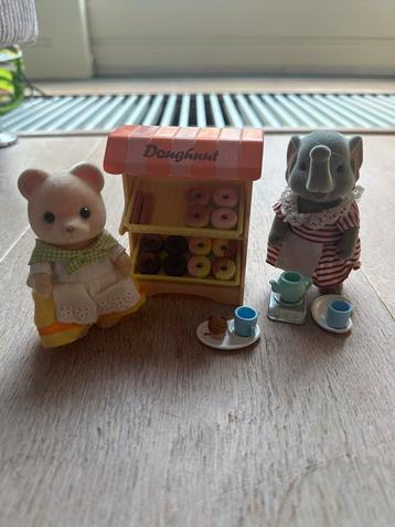 Sylvanian Families donutkraam met 2 poppetjes beschikbaar voor biedingen