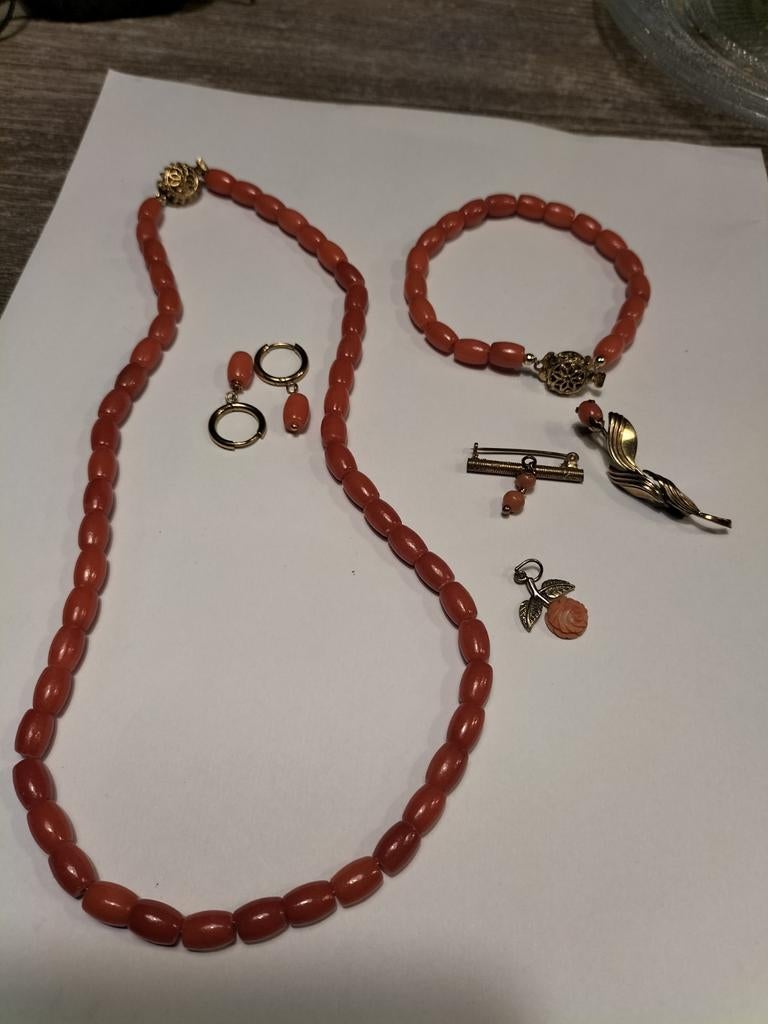 Prachtige vintage vergulde bloedkoraal set., Sieraden, Tassen en Uiterlijk, Antieke sieraden, Verzenden, Overige materialen