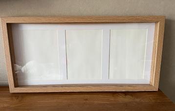 Houten fotolijst met witte passepartout voor 3 foto's beschikbaar voor biedingen