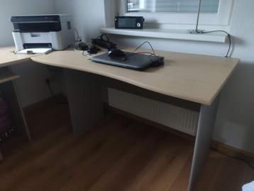 Licht grenen hoekbureau met lade trolly beschikbaar voor biedingen