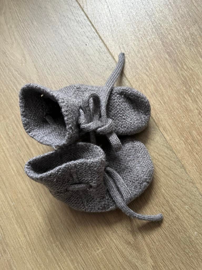 Hvide slofjes 0-6 maanden, Kinderen en Baby's, Babykleding | Schoentjes en Sokjes, Ophalen of Verzenden, Zo goed als nieuw, Jongetje of Meisje
