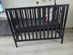 Bebies First Baby Box Sarah Zwart + Matras met wasbare hoes!, Ophalen of Verzenden, Zo goed als nieuw, Rechthoekig, In hoogte verstelbaar
