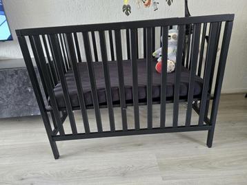 Bebies First Baby Box Sarah Zwart + Matras met wasbare hoes! beschikbaar voor biedingen