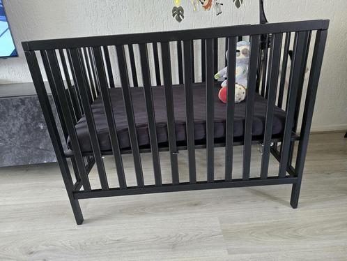 Bebies First Baby Box Sarah Zwart + Matras met wasbare hoes!, Kinderen en Baby's, Boxen, Zo goed als nieuw, Rechthoekig, In hoogte verstelbaar