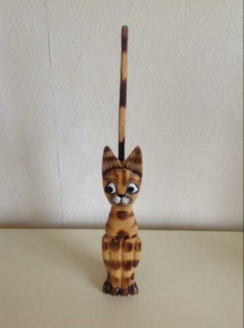 Nieuwe houten poes met hoge staart en vrolijke blik, Verzamelen, Beelden en Beeldjes, Nieuw, Dier, Ophalen of Verzenden