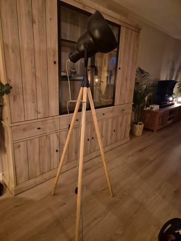 Stoere Tripod Lamp beschikbaar voor biedingen