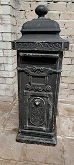 Engelse staande brievenbus van beton, Ophalen, Gebruikt