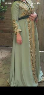 Prachtige groene galajurk met gouden details, Kleding | Dames, Jurken, Ophalen of Verzenden, Zo goed als nieuw, Groen, Onder de knie