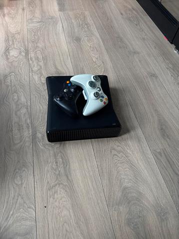 Xbox 360 S met 2 Controllers beschikbaar voor biedingen