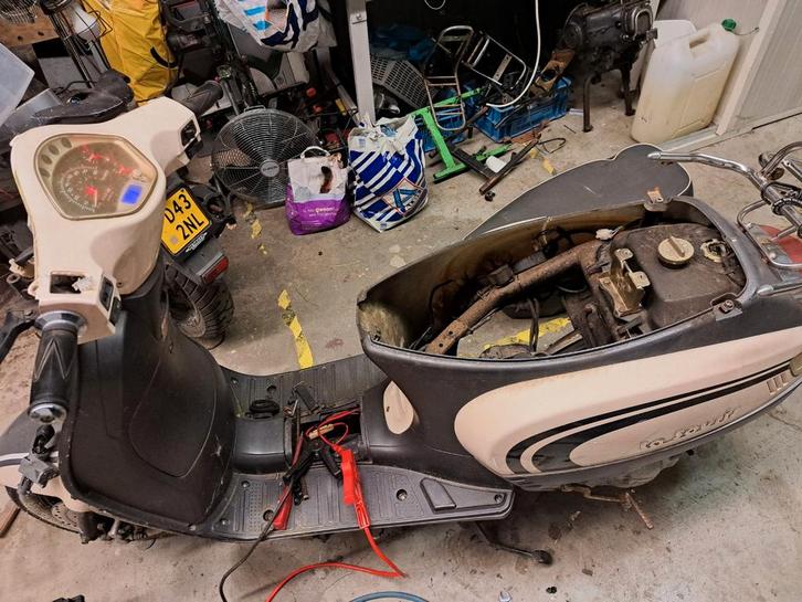 Scooter voor de handige klusser!, Fietsen en Brommers, Brommeronderdelen | Scooters, Gebruikt, Overige merken, Overige typen, Ophalen of Verzenden